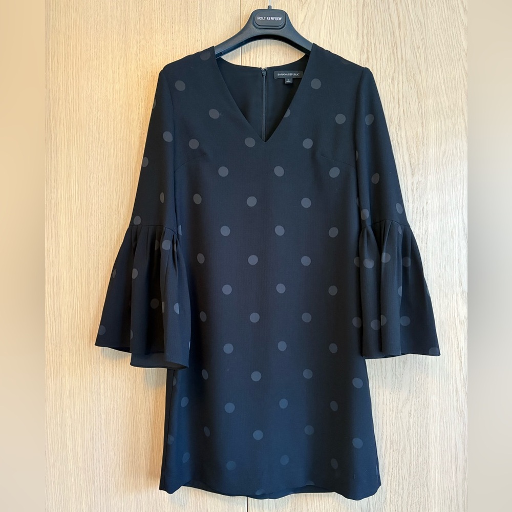 💰⬇️Banana Republic Black Bell Sleeve Dress 😍